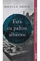 Fata cu palton albastru