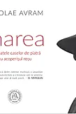 Marea din spatele caselor de piatra cu acoperisul rosu