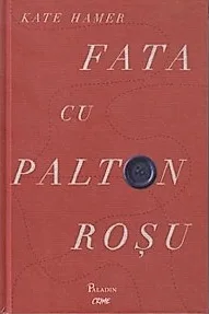 Fata cu palton rosu